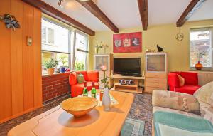 un soggiorno con un divano e un tavolo di Ferienwohnung Malchow a Malchow