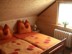 une chambre avec deux lits et une fenêtre dans l'établissement Ferienwohnungen mit Wellnessoase im Luftkurort Altenbrak, à Altenbrak 56 autres photos