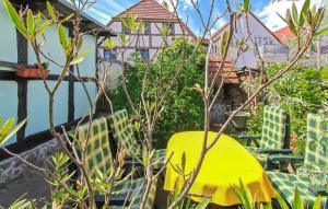 ヴァーレンにあるFerienwohnung Waren Müritzの黄色のテーブルと椅子 +14枚の写真