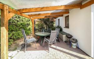 NeuhausにあるFerienwohnung Dierhagenのパティオ(テーブル、椅子付)