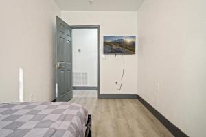 Postel nebo postele na pokoji v ubytování Private Room in OKC