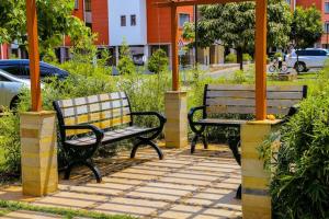 内罗毕2Bedroom BnB Apartment in Tatu City的公园凉亭下两个长椅