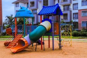 内罗毕2Bedroom BnB Apartment in Tatu City的建筑物前面有滑梯的游乐场 更多26张照片