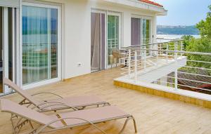 Μπαλκόνι ή βεράντα στο Beautiful Home In Klimno With Kitchen +32 φωτογραφίες