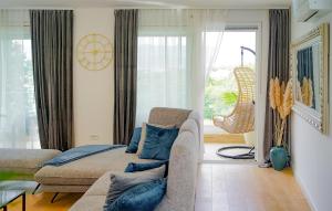 Χώρος καθιστικού στο Beautiful Home In Klimno With Kitchen
