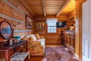 Μια τηλεόραση ή/και κέντρο ψυχαγωγίας στο Creeksong Cabin