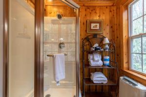 Ένα μπάνιο στο Creeksong Cabin +38 φωτογραφίες