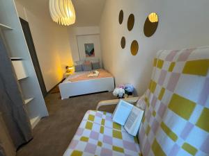 Una habitación con 2 camas y un dormitorio con una cama senalsenalsenalangering en Le JOY, centre ville, en Mulhouse