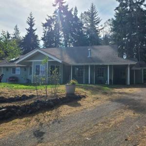 een huis met een tuin met een plant ervoor bij Greentree Pacific House in Port Angeles