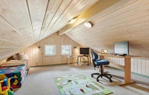 TV a/nebo společenská místnost v ubytování Holiday Home Hvide Sande 42