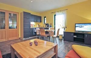 un soggiorno con tavolo e cucina di Ferienhaus Feldberger a Feldberg