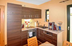 una cucina con mobili in legno e un piano di lavoro di Ferienhaus Feldberger a Feldberg