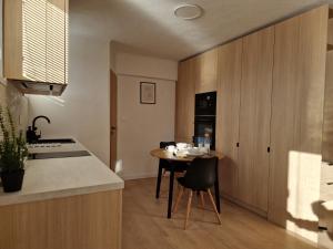 Køkken eller tekøkken på One-Bedroom Charm with Castle View