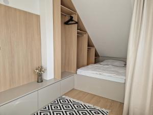 En eller flere senge i et værelse på One-Bedroom Charm with Castle View