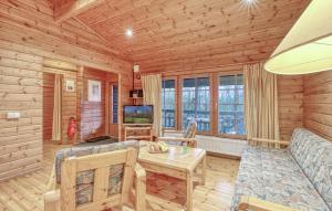 Televisyen dan/atau pusat hiburan di 2 Bedroom Amazing Home In Masserberg