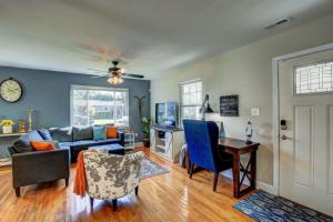 un soggiorno con un divano e un tavolo di Cozy Cottage 3 beds 2 baths W outdoor grill! a North Beach