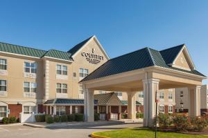 a hotel with a gazebo in front of a building at Country Inn & Suites by Radisson, Doswell Kings Dominion , VA in Doswell