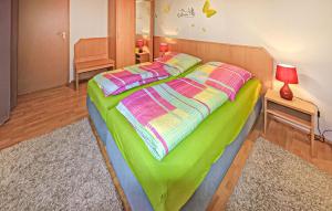 een groot bed met een kleurrijk dekbed in een kamer bij Ferienhaus Zempin Seebad in Zempin