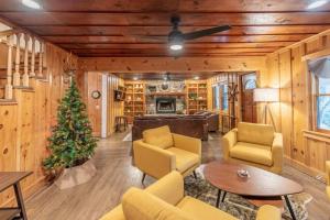 una sala de estar con un árbol de Navidad y sillas amarillas en Highlands Family Mountain Retreat, en Highlands 25 fotos más