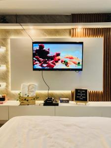 TV a/nebo společenská místnost v ubytování Premium & Spacious Studio with PS4, Karaoke & Netflix + 8 fotografií