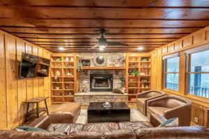 Una sala de estar con un sofá y una chimenea. en Highlands Family Mountain Retreat, en Highlands