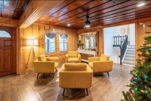 una sala de estar con sillas amarillas y un árbol de Navidad en Highlands Family Mountain Retreat, en Highlands