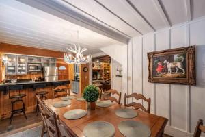 Un comedor con una mesa y una cocina. en Highlands Family Mountain Retreat, en Highlands