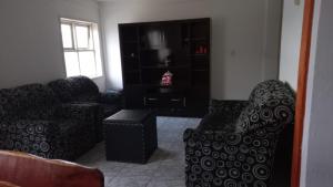 a living room with a couch and a chair at Departamento Amplio Familiar in Ushuaia