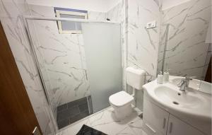 Koupelna v ubytování Two-Bedroom Apartment In Sv,petar