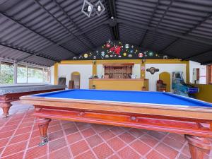 a room with a pool table in a house at ocobos club campestre in Tibirita