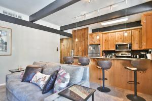 Η κουζίνα ή μικρή κουζίνα στο Tamarisk Après Condo: Walk to Slopes/Town