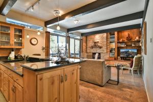 Η κουζίνα ή μικρή κουζίνα στο Tamarisk Après Condo: Walk to Slopes/Town