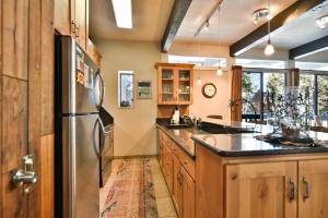 Η κουζίνα ή μικρή κουζίνα στο Tamarisk Après Condo: Walk to Slopes/Town +28 φωτογραφίες