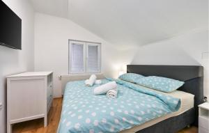 Ένα ή περισσότερα κρεβάτια σε δωμάτιο στο Gorgeous Home In Koprivnica With Sauna