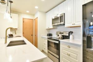 Köök või kööginurk majutusasutuses Lake Forest Mountainview Condo: Great Location, Amazing Views