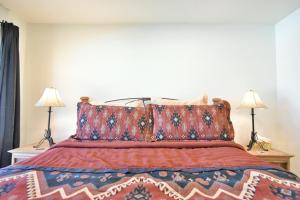 Voodi või voodid majutusasutuse Lake Forest Mountainview Condo: Great Location, Amazing Views toas +24 fotot