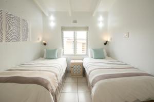 Postel nebo postele na pokoji v ubytování 18 Chaka's Rock Chalets, Chalet on Ballito's Dolphin Coast + 54 fotografií