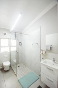 Koupelna v ubytování 18 Chaka's Rock Chalets, Chalet on Ballito's Dolphin Coast