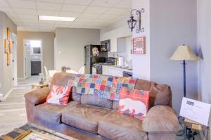 Posezení v ubytování Convenient Del Norte Apt Near Hiking and Downtown!