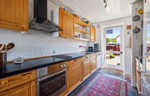 Η κουζίνα ή μικρή κουζίνα στο 2 Bedroom Beautiful Home In Ebeltoft +17 φωτογραφίες