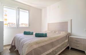 En eller flere senge i et værelse på Cozy Apartment In Málaga