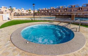 una piscina frente a un edificio en Cozy Home In Torre De La Horadada, en Torre de la Horadada 28 fotos más