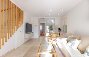 una sala de estar con un sofá y una mesa en Cozy Home In Torre De La Horadada, en Torre de la Horadada