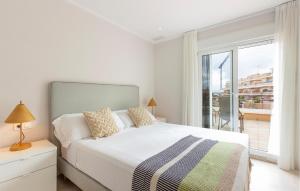 Un dormitorio blanco con una cama y una ventana grande. en Cozy Home In Torre De La Horadada, en Torre de la Horadada
