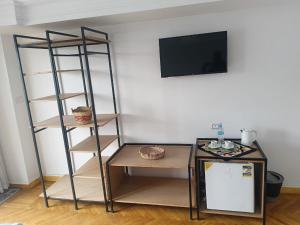 TV a/nebo společenská místnost v ubytování Pyramids Nights Hostel