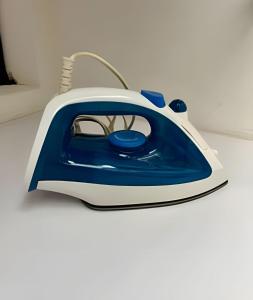 een blauw en wit ijzer zittend op een tafel bij ApartaEstudio con balcón e iluminado Cerca de todo in Envigado