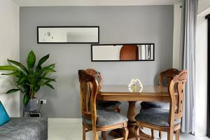 een eetkamer met een houten tafel en stoelen bij ApartaEstudio con balcón e iluminado Cerca de todo in Envigado +21 foto's