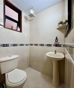 een badkamer met toilet en wastafel bij ApartaEstudio con balcón e iluminado Cerca de todo in Envigado