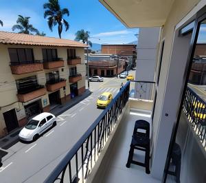 een balkon met uitzicht op een straat met auto's bij ApartaEstudio con balcón e iluminado Cerca de todo in Envigado