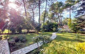 einen Garten mit Bäumen und einem Gehweg in der Unterkunft Amazing Home In Meschers-Sur-Gironde in Meschers-sur-Gironde